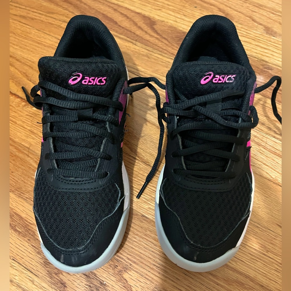 ASICS Upcourt 5 Volleyball shoes. Great condition